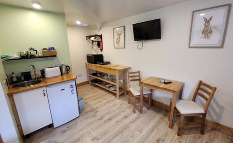 Studio, 1 Double Bed, Non Smoking, Hill View | Private kitchenette