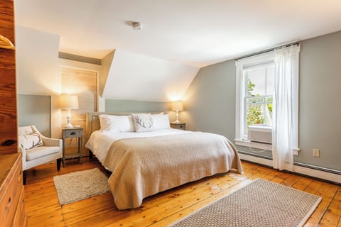 Comfort Room, 1 King Bed | Premium bedding, individually decorated, individually furnished