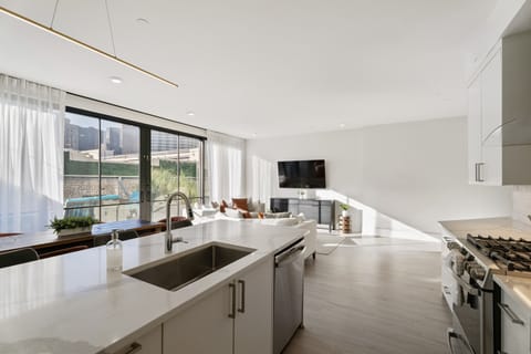 Full-size fridge, microwave, oven, stovetop