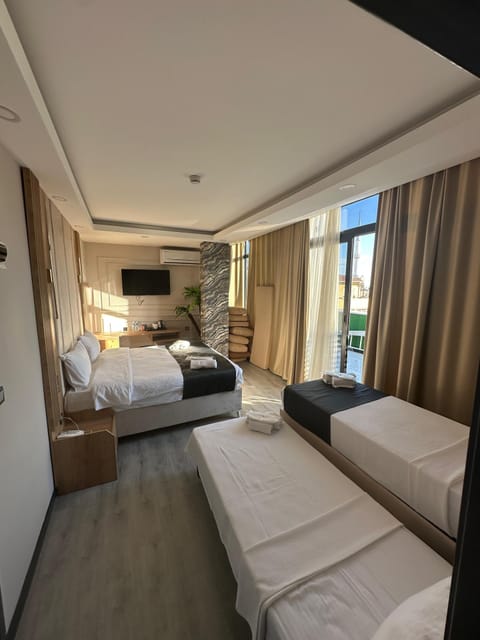 Deluxe Triple Room | In-room safe, desk, soundproofing