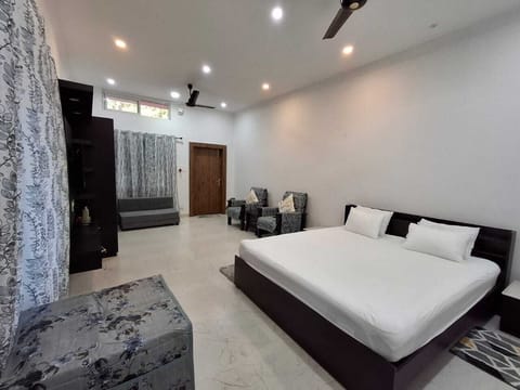 Deluxe Room, Garden View | In-room safe, iron/ironing board (on request), WiFi (free)