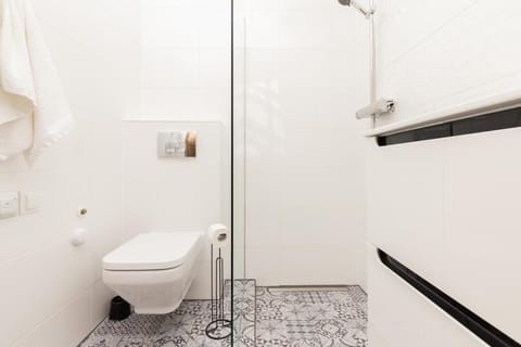 Comfort Apartment | Bathroom | Free toiletries, hair dryer, towels, toilet paper