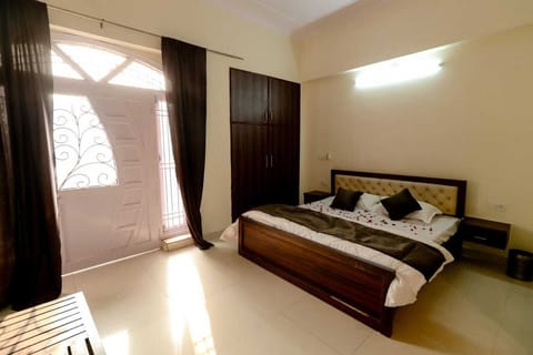 Basic Room | Laptop workspace, free WiFi