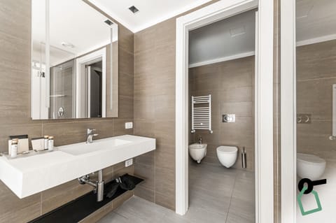 Comfort Double or Twin Room | Bathroom | Shower, free toiletries, hair dryer, towels