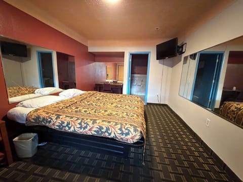 Basic Room, 1 King Bed | Free WiFi, bed sheets