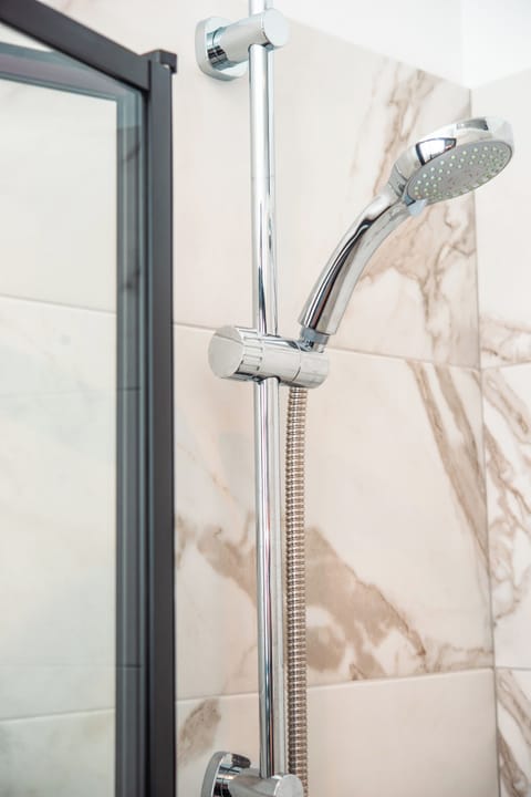 Double Room, Ensuite | Bathroom | Shower, hair dryer, towels