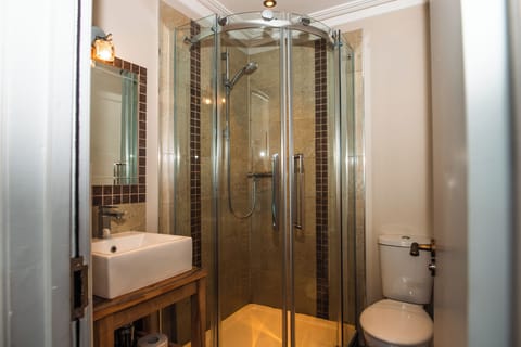 Single Room, Ensuite | Bathroom | Shower, hair dryer, towels