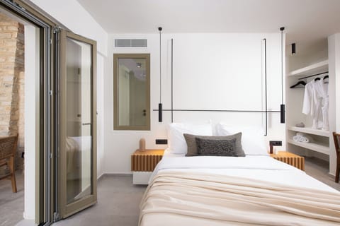 Classic Double Room | Iron/ironing board, free WiFi, bed sheets