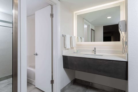 Combined shower/tub, hair dryer, towels