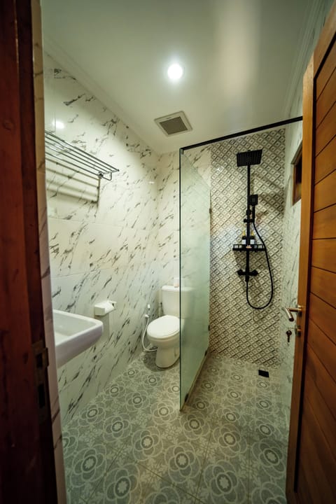 Superior Double Room, Garden View | Bathroom | Shower, free toiletries, hair dryer, towels