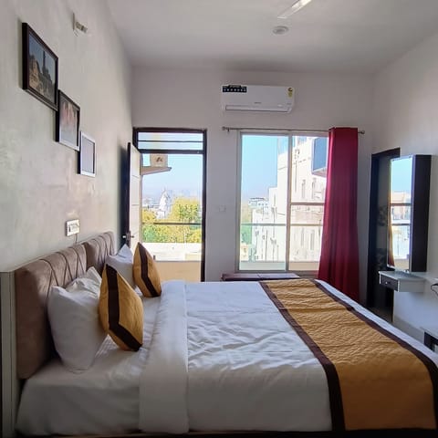 Superior Double or Twin Room | Desk, laptop workspace, free WiFi
