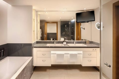 Grand Suite, 1 Bedroom | Bathroom | Free toiletries, hair dryer, bathrobes, slippers