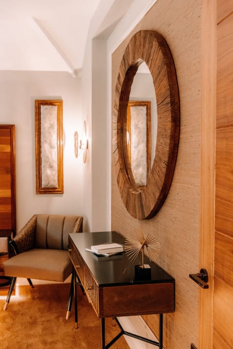 Suite, 1 King Bed, Private Bathroom, Courtyard View | 1 bedroom, desk, laptop workspace, soundproofing