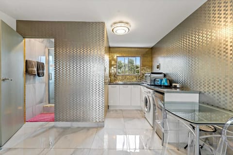 Comfort Apartment | 1 bedroom, down comforters, free WiFi, bed sheets