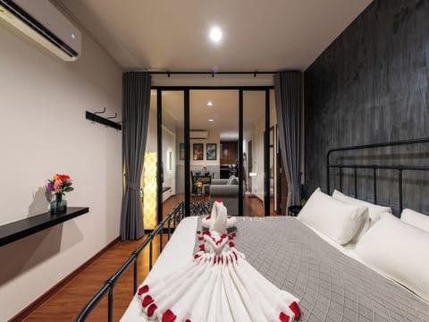Family Suite | Blackout drapes, iron/ironing board, free WiFi, bed sheets