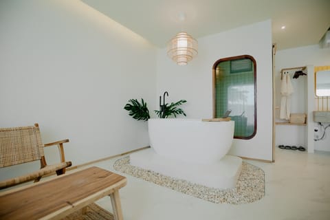 Design Studio Suite | Minibar (free items), WiFi (free), bed sheets