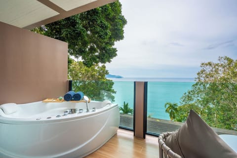 Deluxe Jacuzzi Ocean view | Balcony view