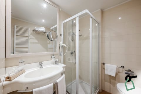 Comfort Double or Twin Room, Non Smoking | Bathroom | Shower, free toiletries, towels, toilet paper