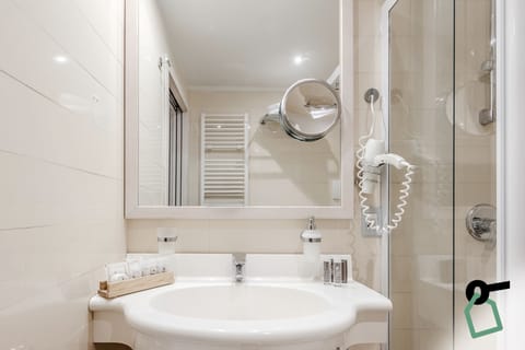 Comfort Double or Twin Room, Non Smoking | Bathroom | Shower, free toiletries, towels, toilet paper