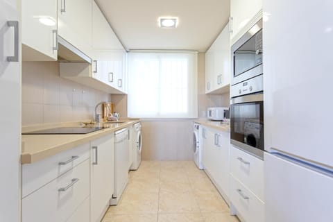 Apartment (3 Bedrooms) | Private kitchen | Fridge, microwave, oven, dishwasher