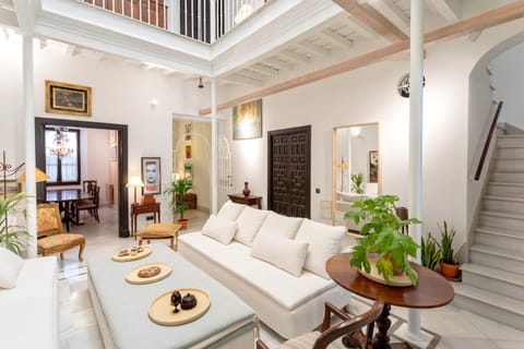 House (5 Bedrooms) | Living area | TV
