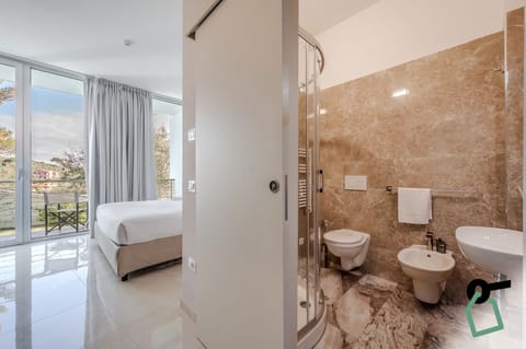 Classic Double Room, Sea View | Bathroom | Shower, free toiletries, hair dryer, towels