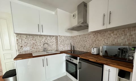 Deluxe Apartment, Garden View | Private kitchen | Espresso maker, electric kettle