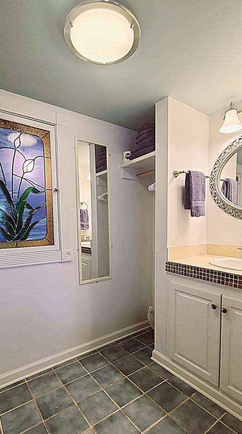 Mardi Gras | Bathroom | Combined shower/tub, free toiletries, hair dryer, bathrobes