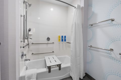 Room, 2 Queen Beds, Accessible, Bathtub (Mobility & Hearing) | Bathroom | Free toiletries, hair dryer