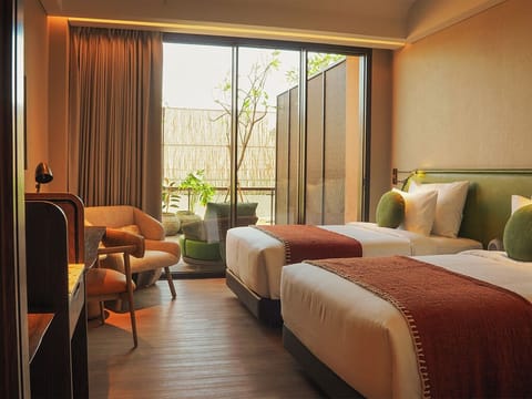 Minibar, in-room safe, desk, iron/ironing board