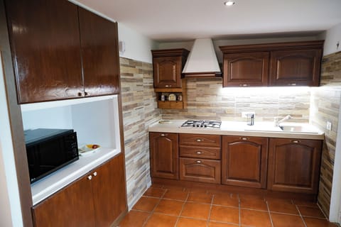 Deluxe Apartment, Garden View | Private kitchen | Microwave