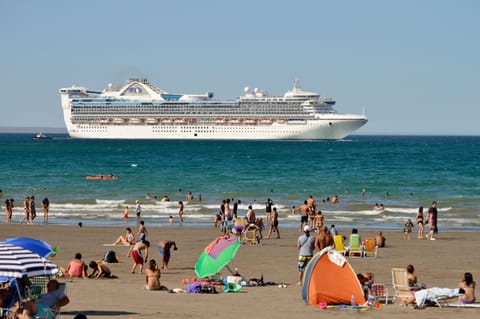 Beach nearby, white sand, beach bar