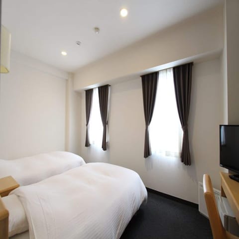 Twin Room, Non Smoking | Desk, blackout drapes, WiFi (free), bed sheets