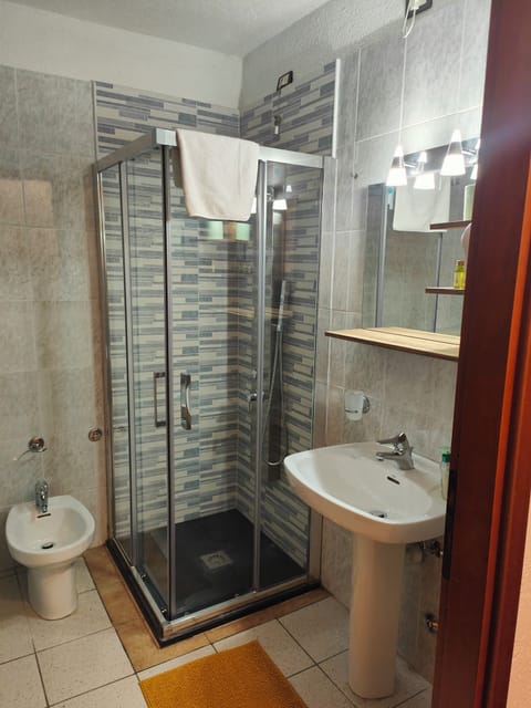 Classic Room, Lake View | Desk, cribs/infant beds, rollaway beds, free WiFi