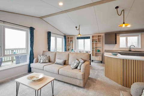 House | 2 bedrooms, desk