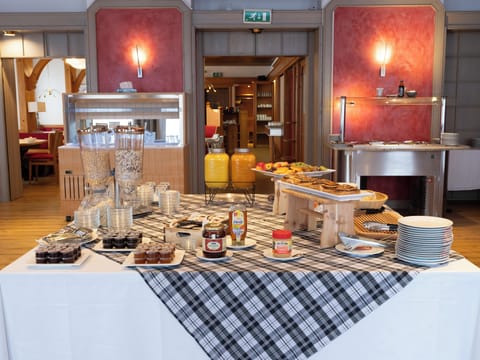 Daily buffet breakfast for a fee