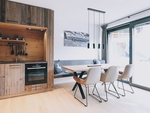 Luxury Condo, Mountain View | In-room dining