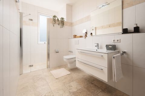 Superior Double Room, Balcony, Garden View | Bathroom | Hair dryer, towels, soap, shampoo