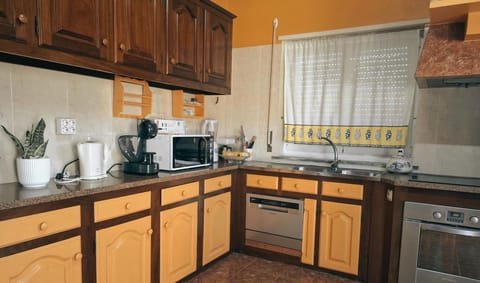 Classic Townhome, Mountain View | Private kitchen