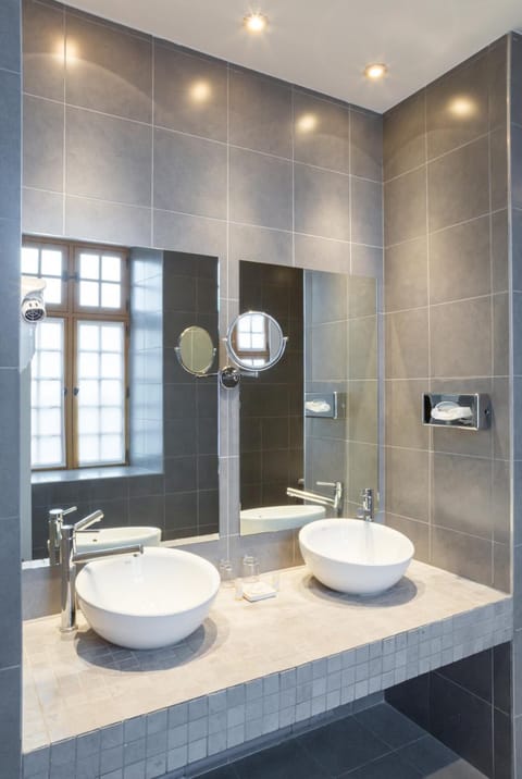 Combined shower/tub, free toiletries, hair dryer, towels