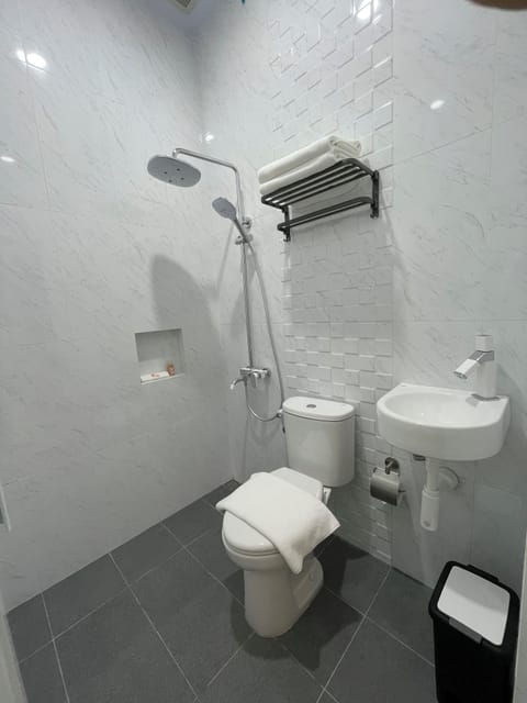 Deluxe Double Room | Bathroom | Shower, slippers, towels, soap