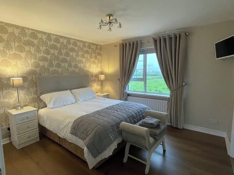 House | 4 bedrooms, iron/ironing board, WiFi (free), bed sheets