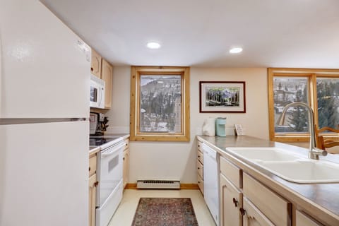 Condo, 2 Bedrooms | Private kitchen | Fridge, oven, coffee/tea maker, toaster