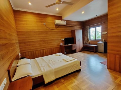 Basic Double Room | In-room safe, desk, laptop workspace, iron/ironing board