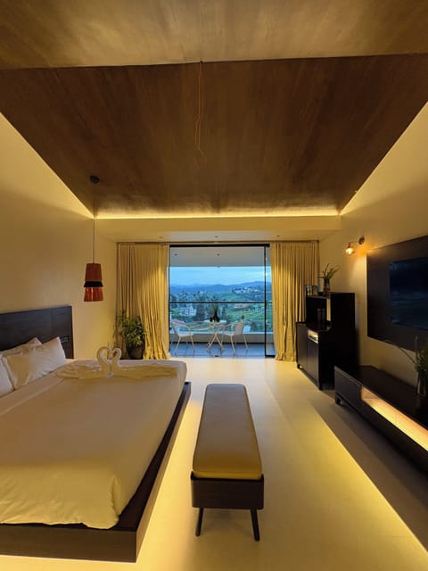 Executive Suite, Mountain View | Desk, free WiFi, bed sheets