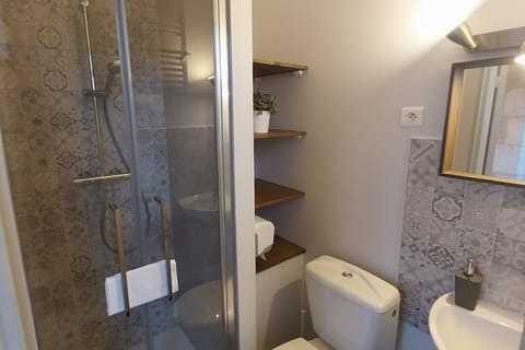 Double Room, 1 Double Bed, Corner | Bathroom | Shower, hair dryer, towels