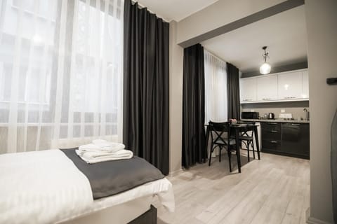 In-room safe, soundproofing, iron/ironing board, free WiFi