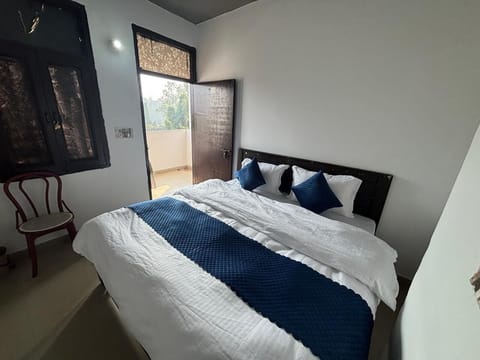 Double Room | Laptop workspace, free WiFi