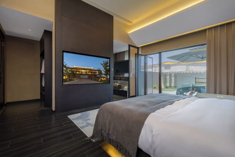 Luxury Double Room, Courtyard View | Minibar (free items), desk, laptop workspace, WiFi (free)