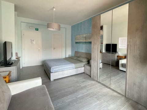 Blue room, family double | Premium bedding, soundproofing, iron/ironing board, free WiFi